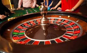 Ilustrasi keamanan data digital dan pengamanan akun pengguna secara menyeluruh